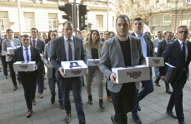 Усвојене измене закона, смањује се притисак на нотаре: Потписе оверавају и општинари